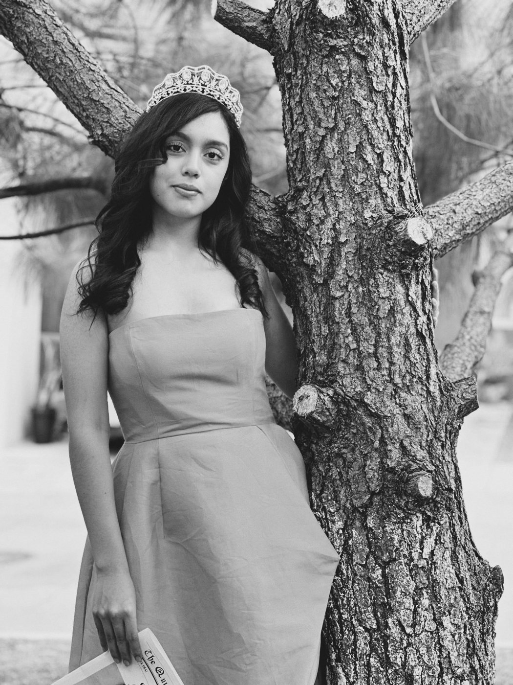 Sofía con su corona junto a un árbol